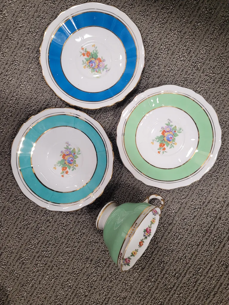 1 teacup 3 saucers photo 1