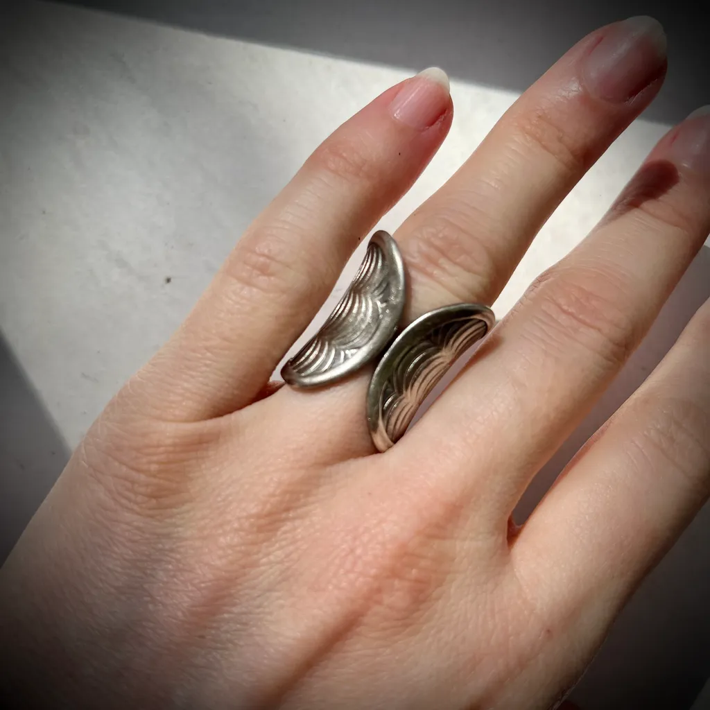Ring with wavy detailing  photo 1