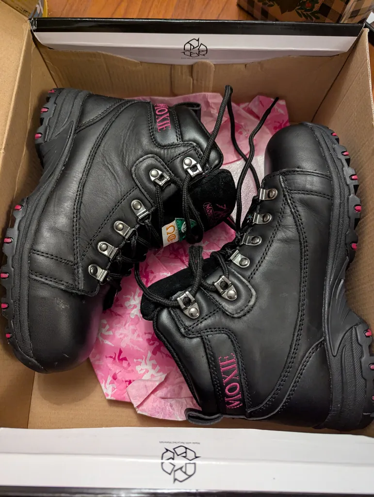 New Steel toed boots Size 6 photo 1