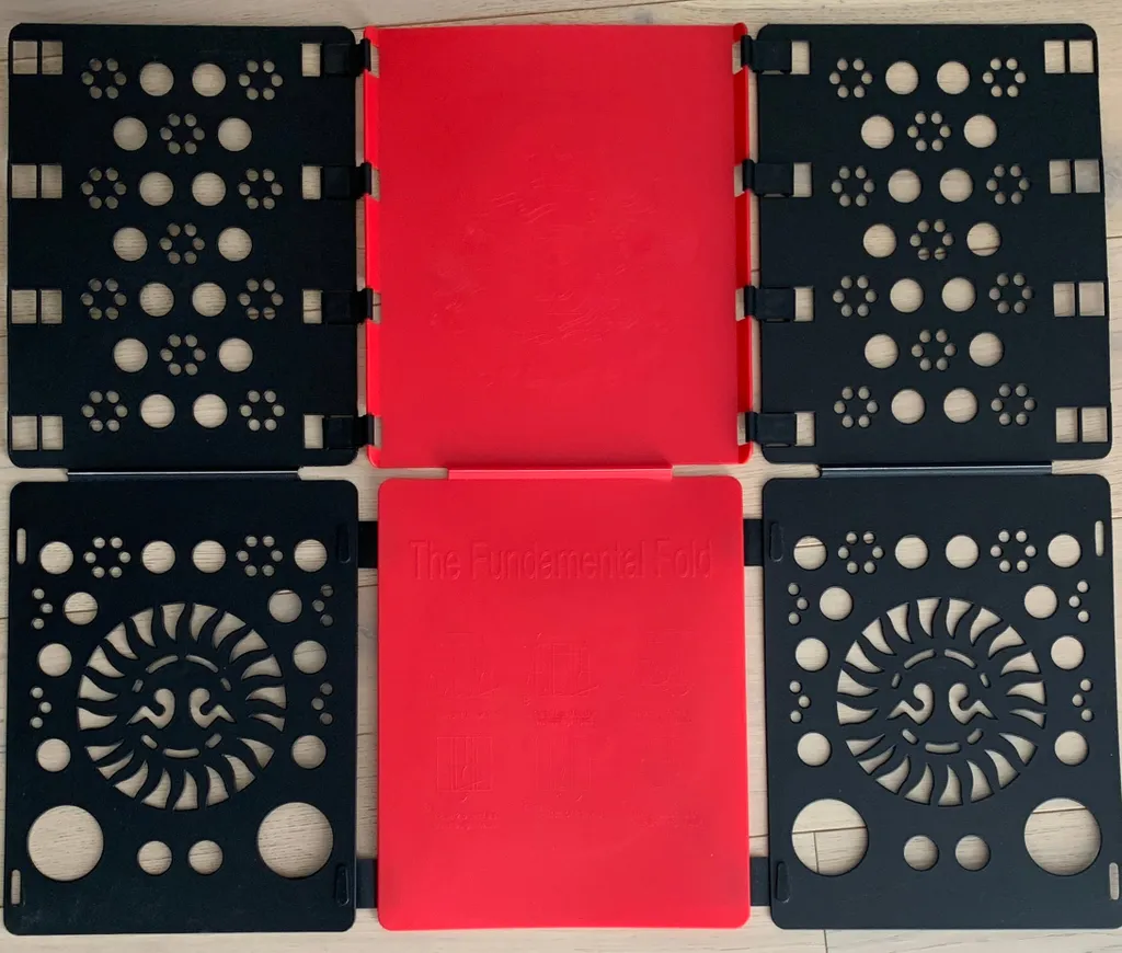 Clothes folder photo 1