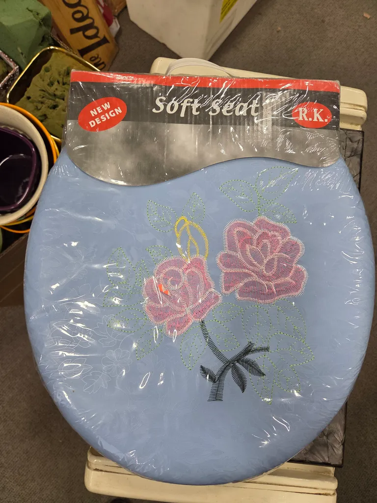 Embroidered toilet seat cover  photo 1
