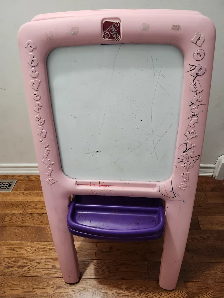 Free kids easel photo 1