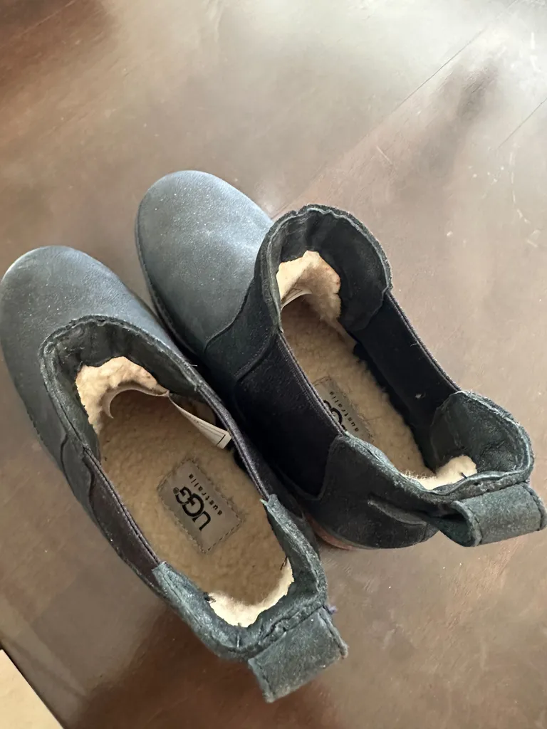 New UGGS with fur inside  photo 1