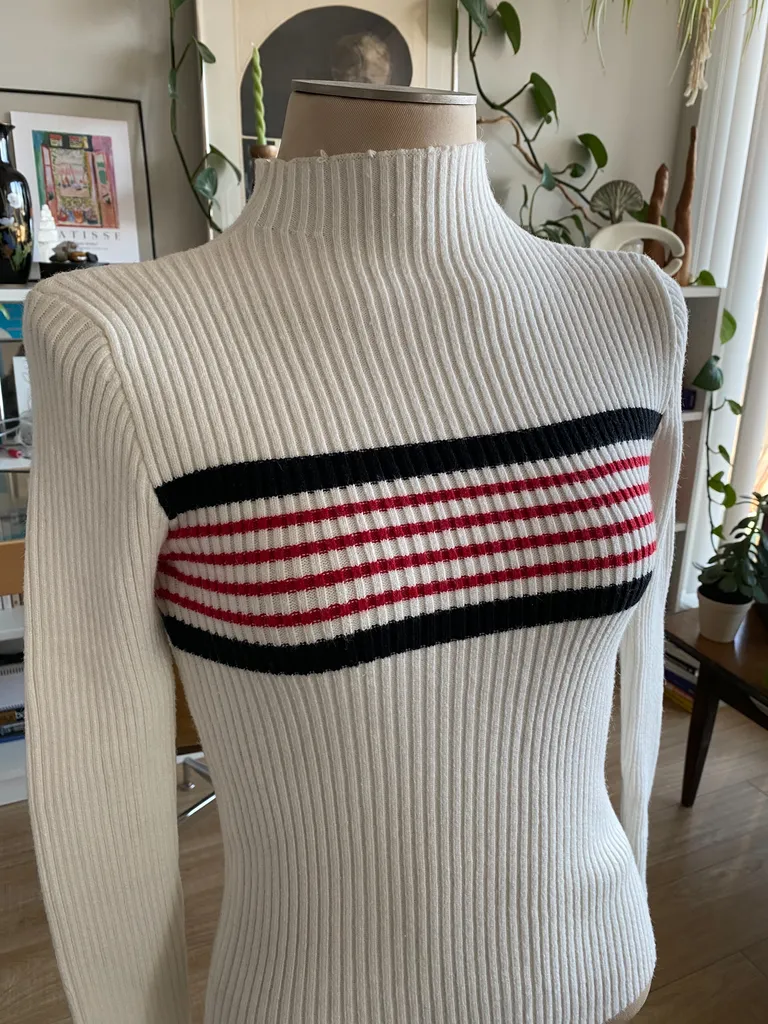 Sporty/Retro White Mock-Neck (M) photo 1