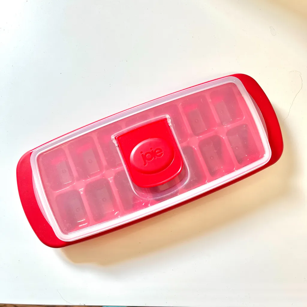 Ice cube  tray with cover protector photo 1