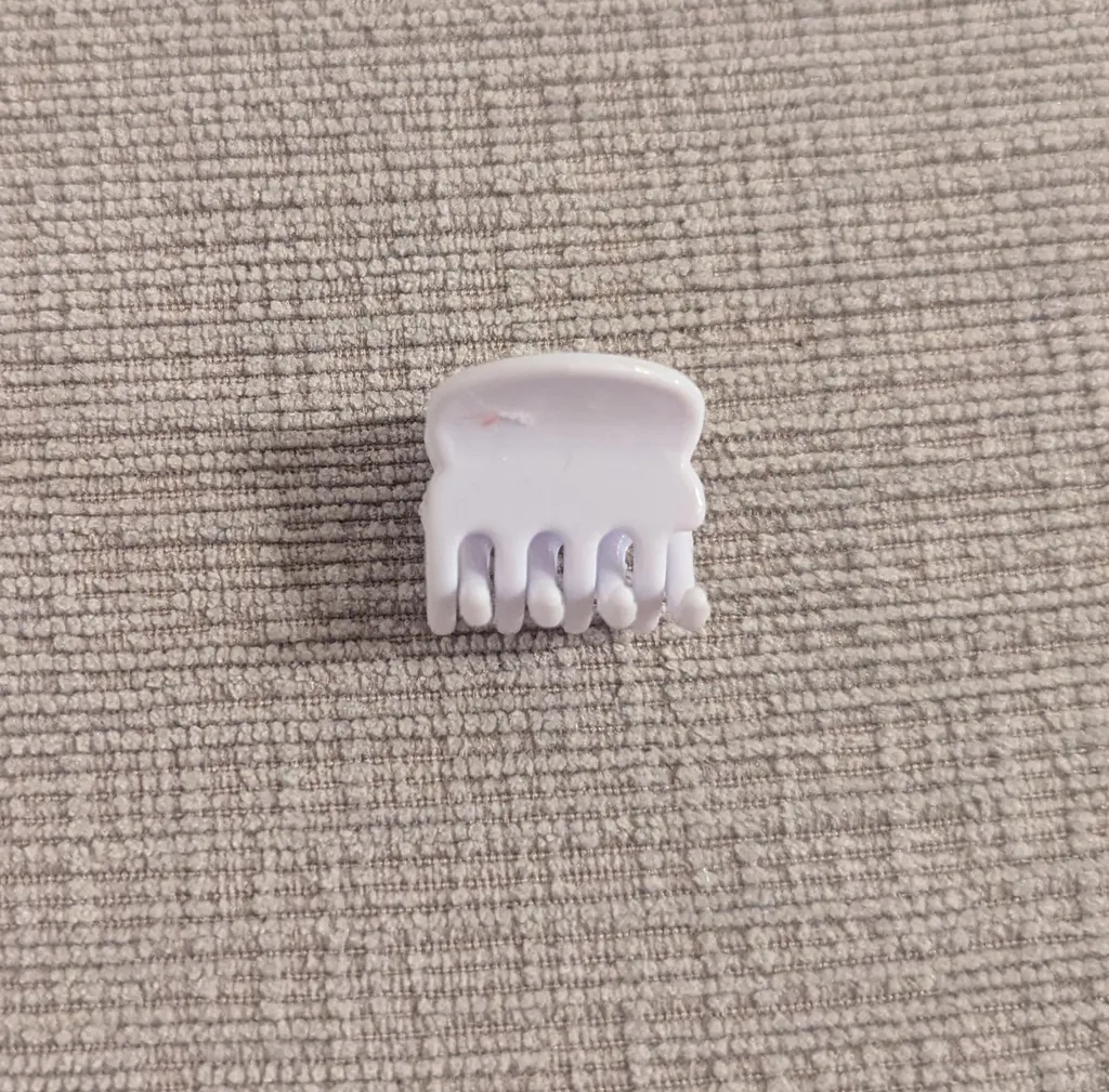 White Heart-Shaped Claw Hair Clip photo 1