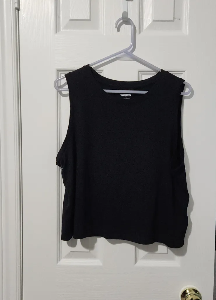 Black cropped muscle tank photo 1