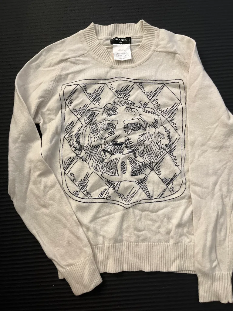 Chanel sweater photo 1
