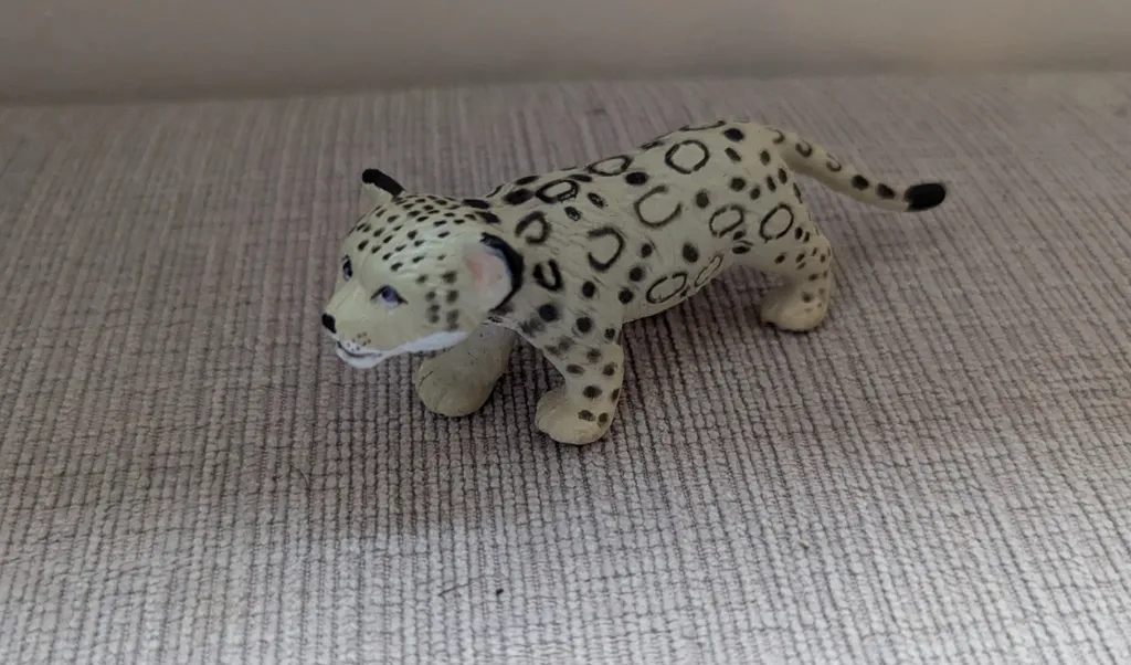 Wild Life Snow Leopard Figurine photo 1