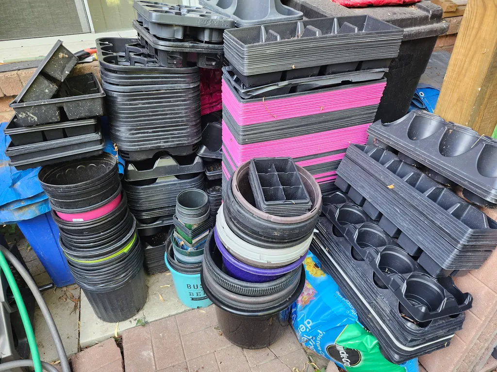 Garden pots and trays photo 1