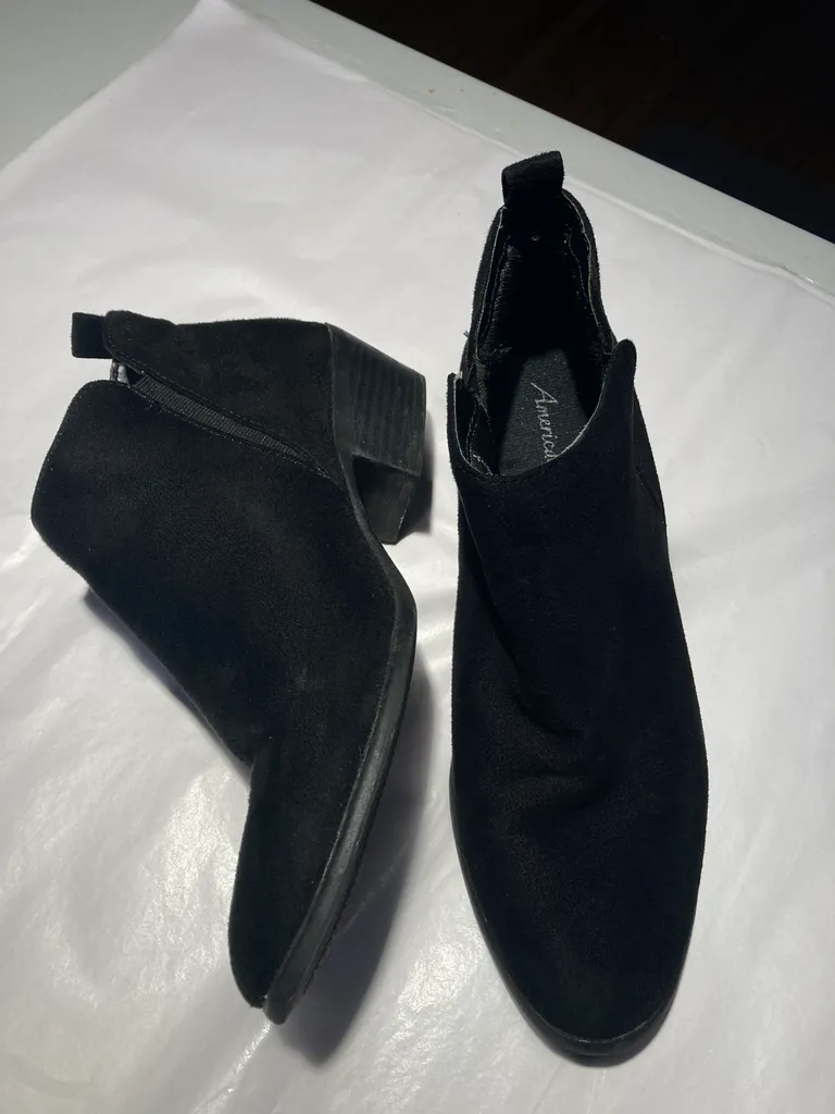 American Eagle short suede ankle boots Size 9 photo 1