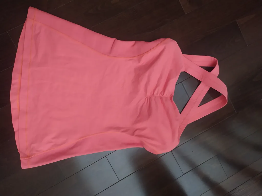 Lululemon top photo 1