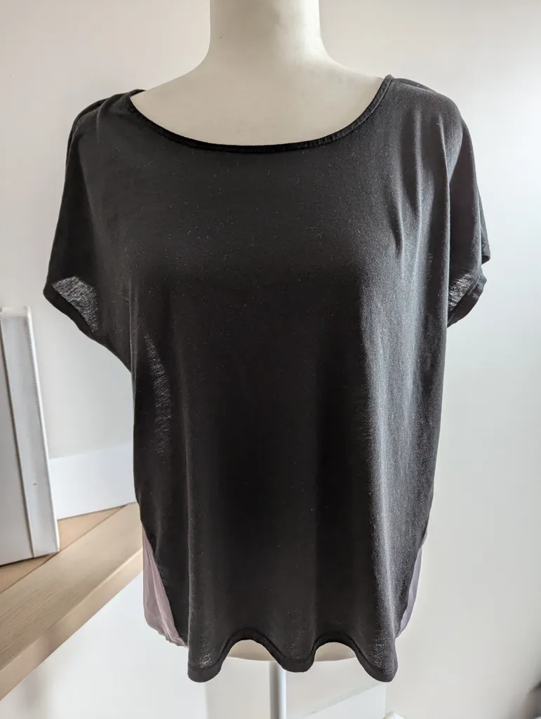 EUC Ladies UNIQLO Top - Size Medium but Fits Small  photo 1