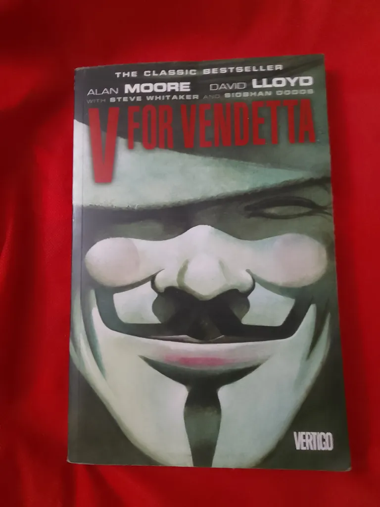 V FOR VENDETTA GRAPHIC NOVEL photo 1