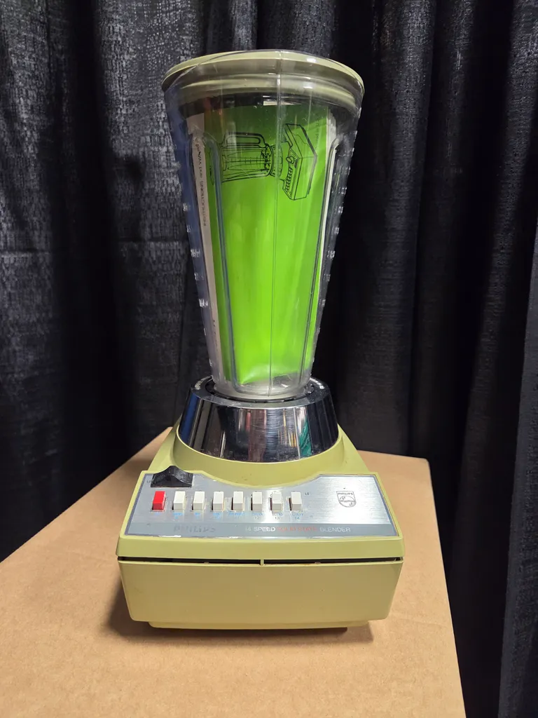 Green blender with booklet photo 1