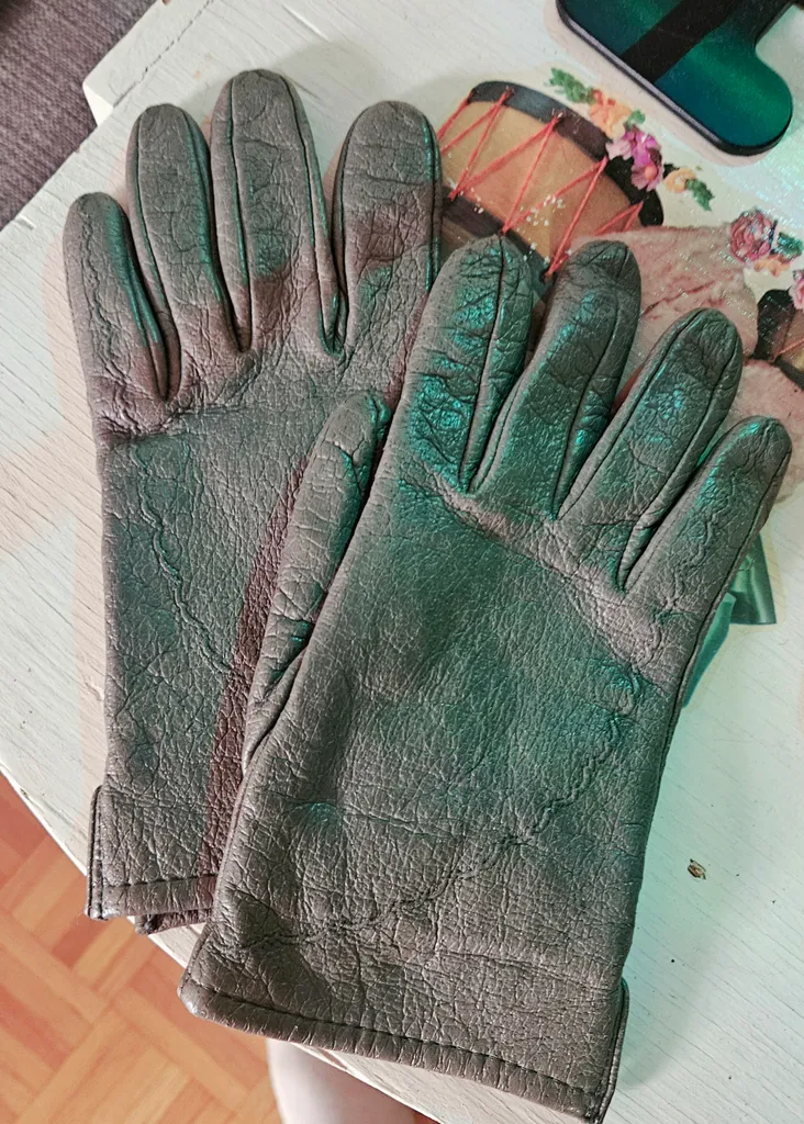 Womens gray leather gloves photo 1