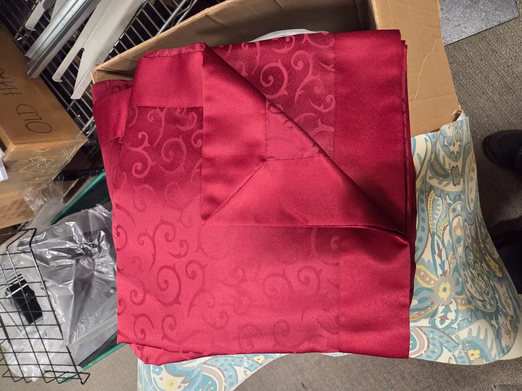 Large red tablecloth photo 1