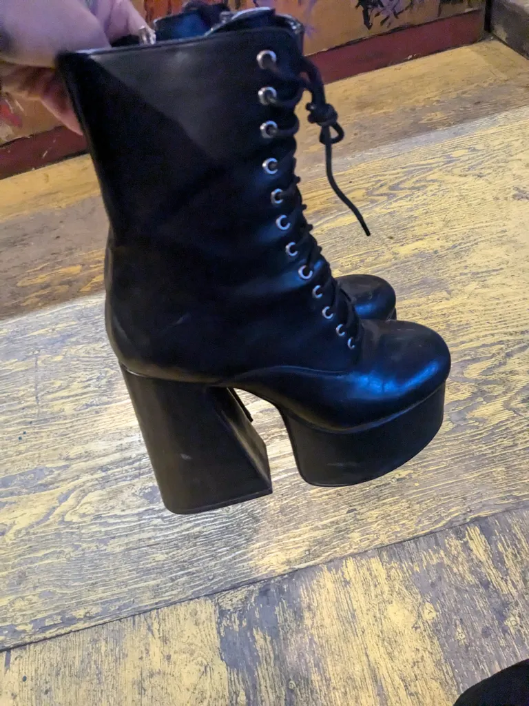 High heel 70s style shoes photo 1