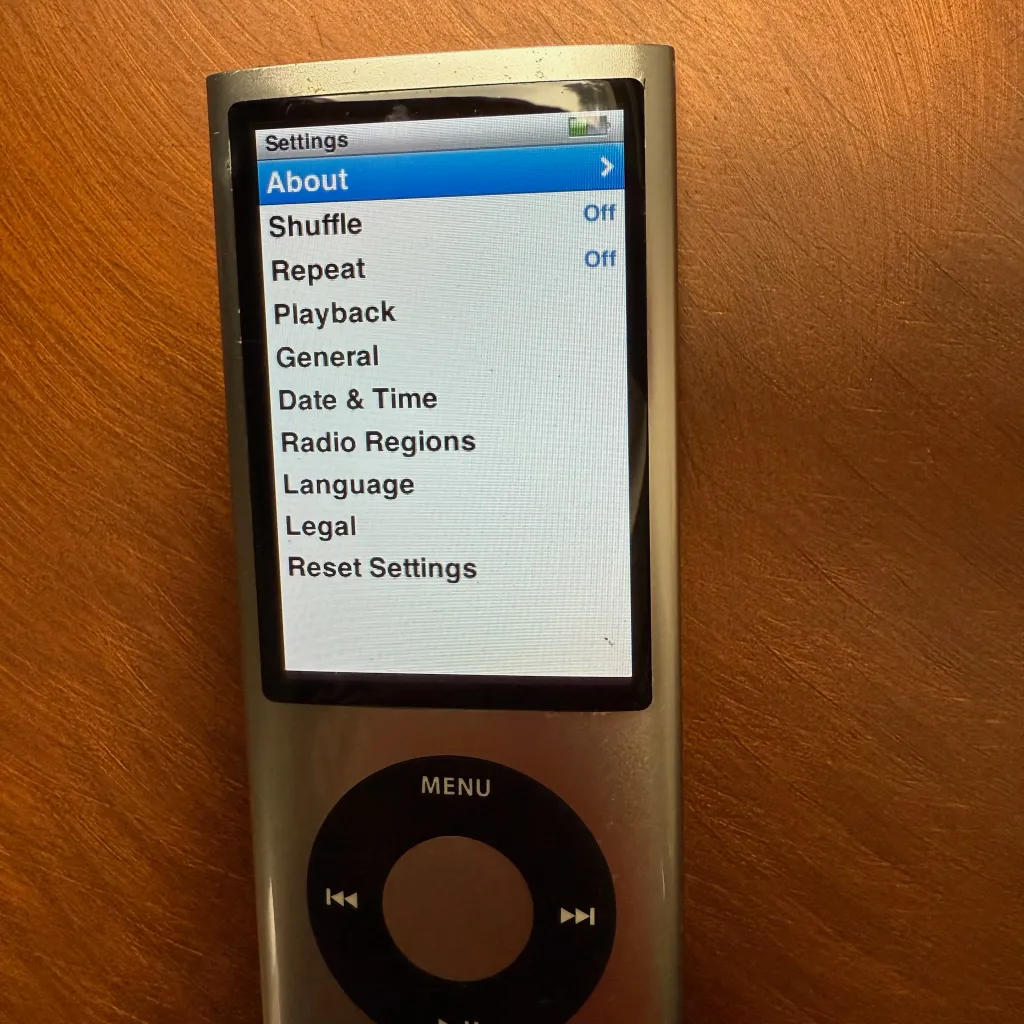 Apple iPod nano 5th Generation – Silver 16GB (Model A1320) photo 1