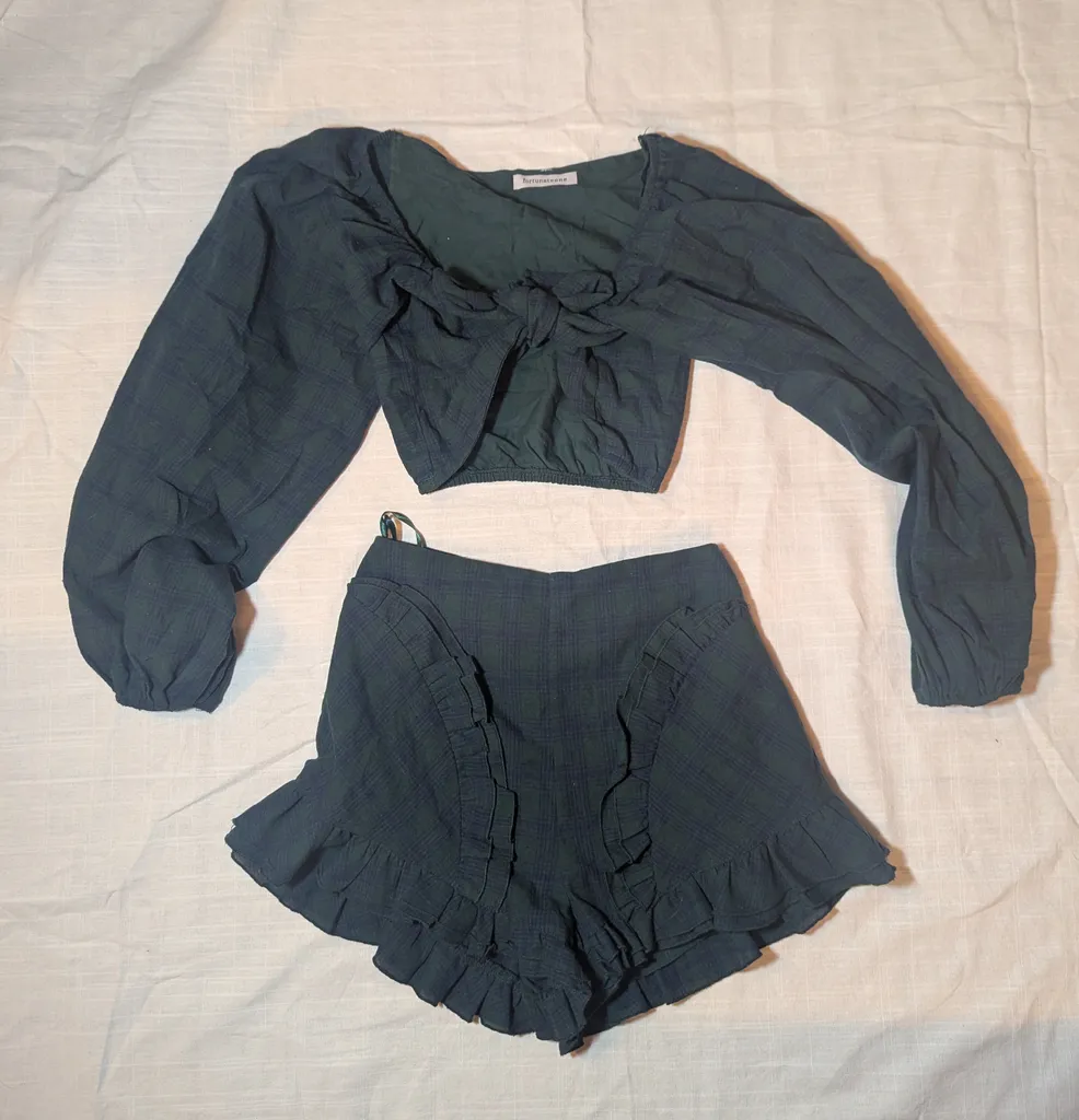 Green two piece  photo 1