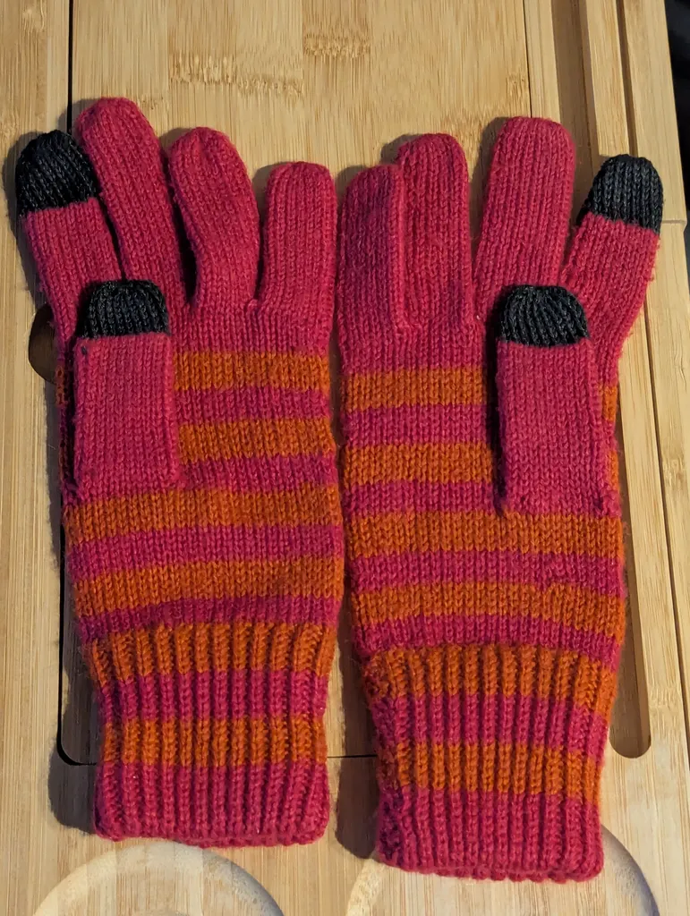 Touch screen gloves photo 1