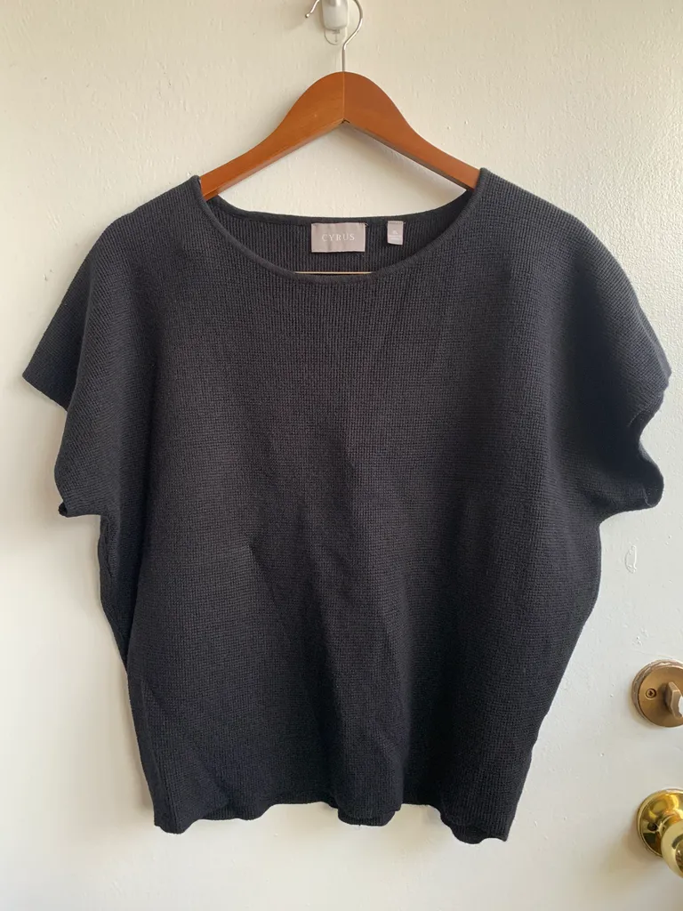 Black knit tee photo 1