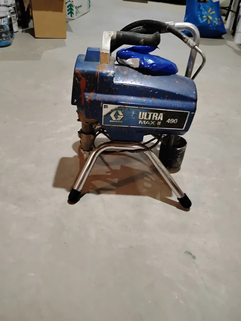 Paint sprayer machine  photo 1