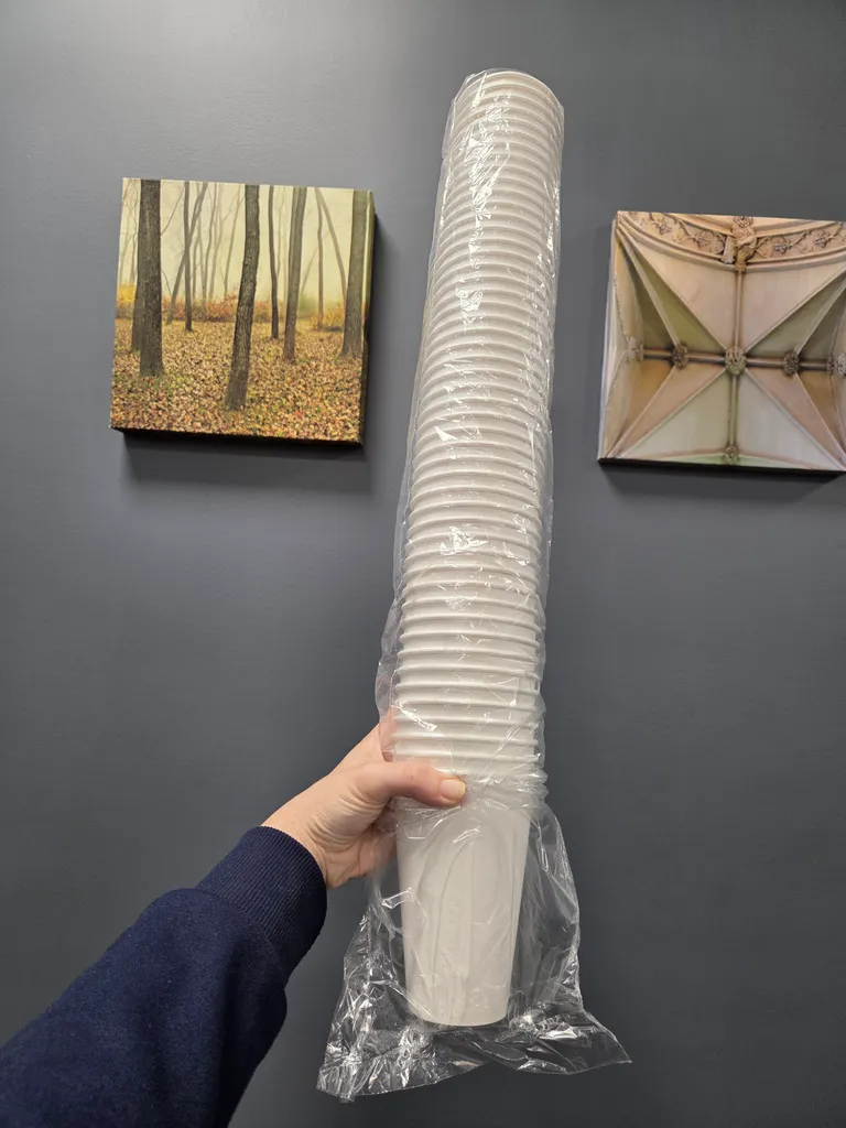 Big sleeve of large hot beverage cups  photo 1