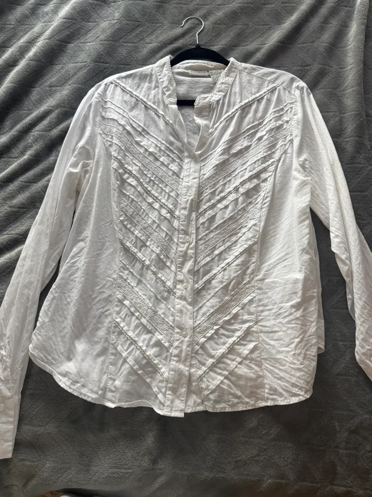 White shirt  photo 1