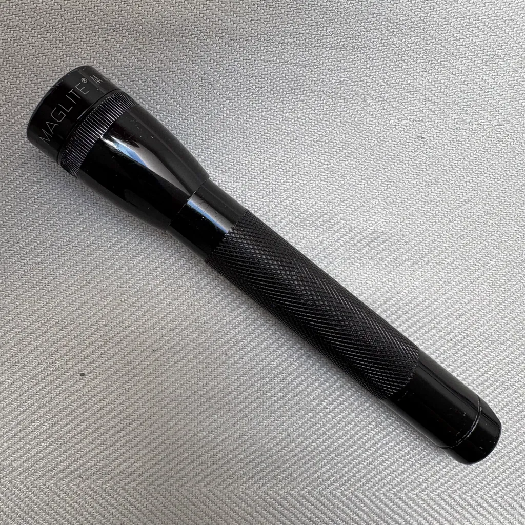 Maglite mini flashlight black aluminum light photo 1
