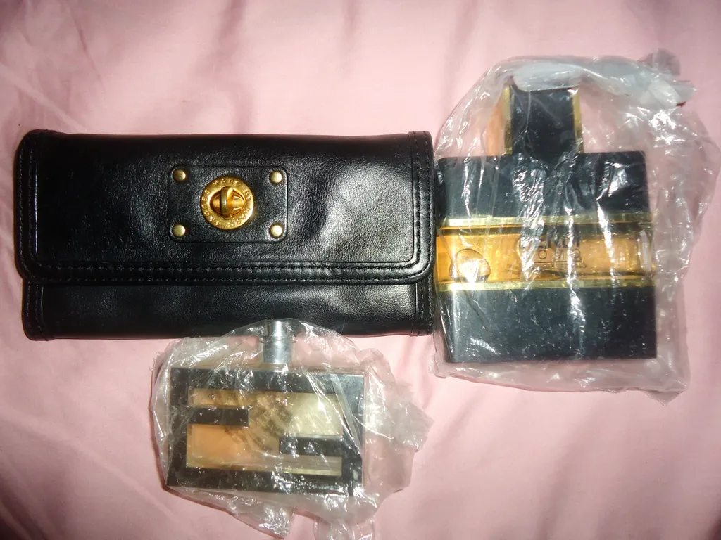 Marc Jacobs black wallet, Fendi Uomo and Fendi Fan di perfume photo 1