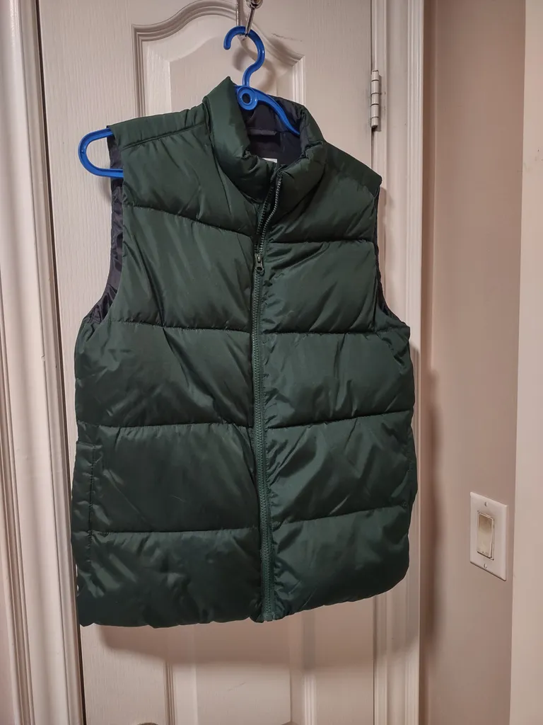 Green puffer vest photo 1