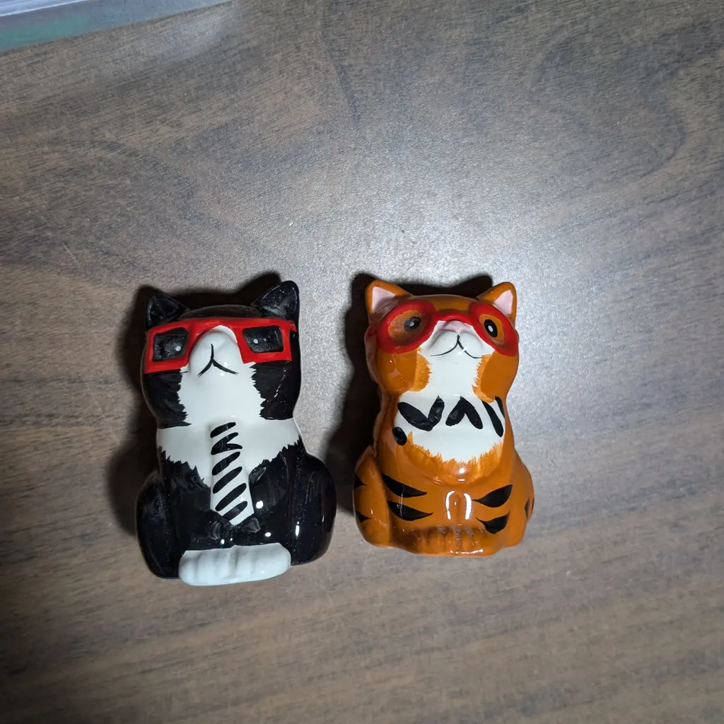 Pair of car salt shakers photo 1