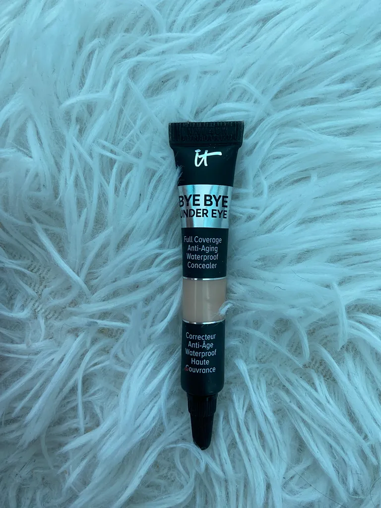 IT waterproof concealer  photo 1
