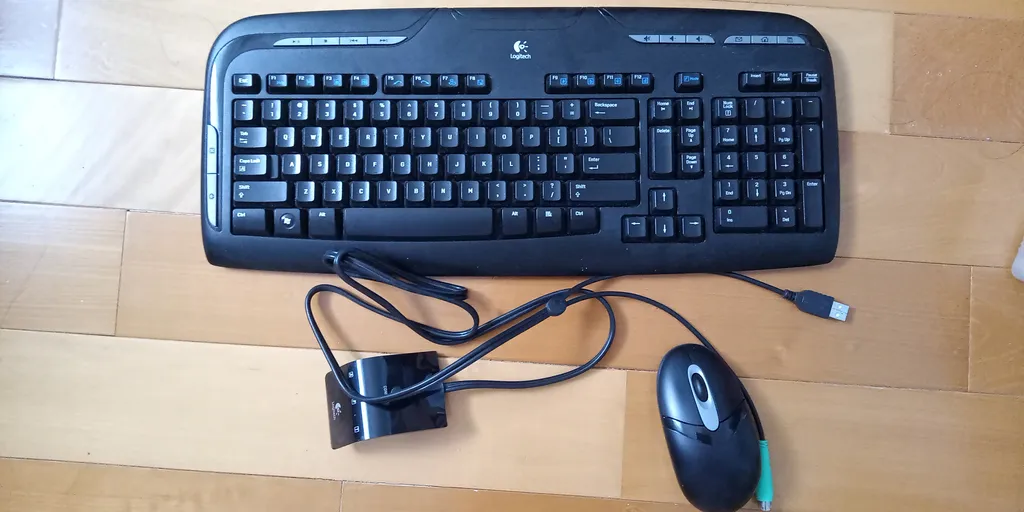 Logitech keyboard and mouse photo 1