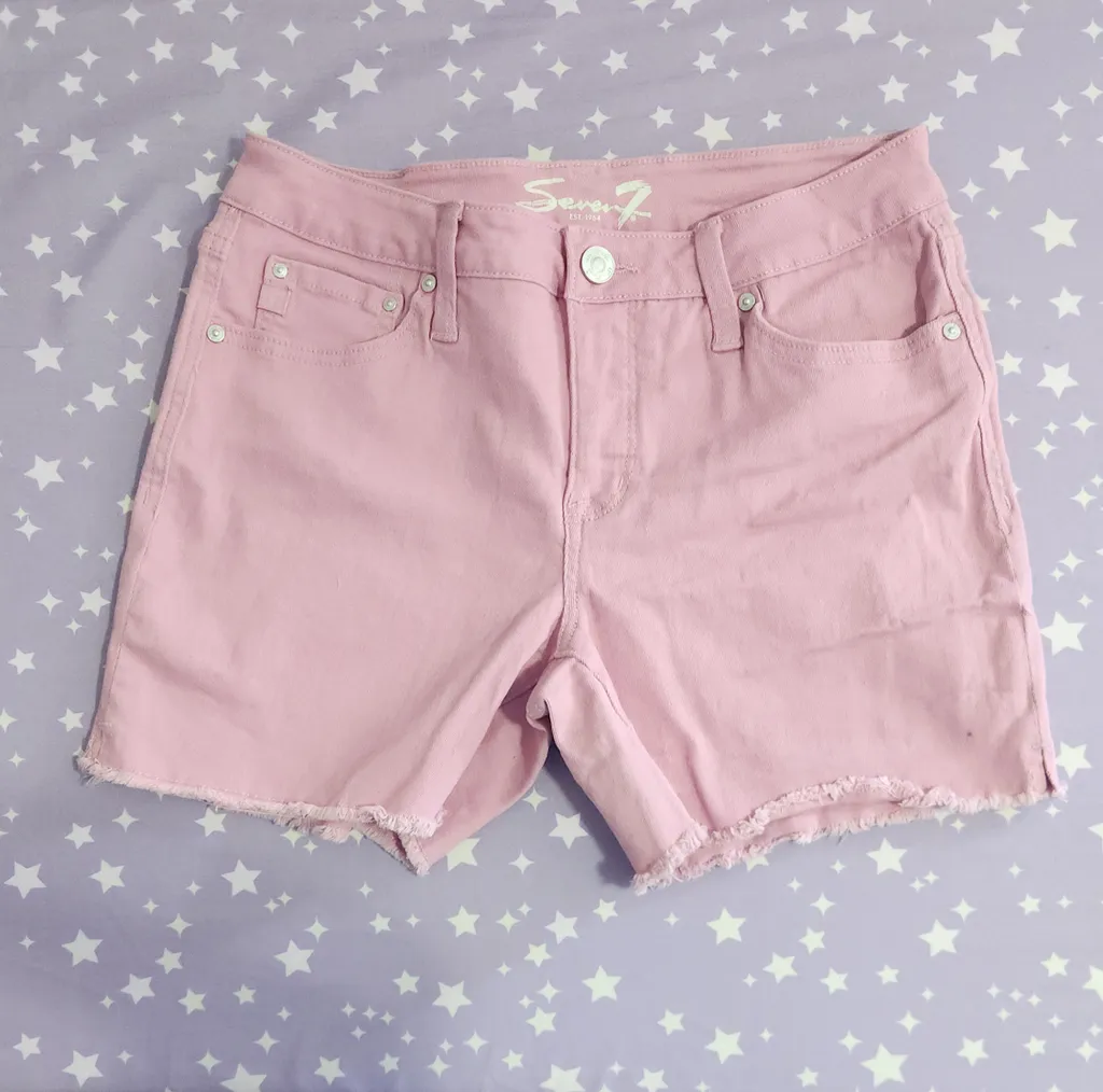 Pink denim shorts photo 1
