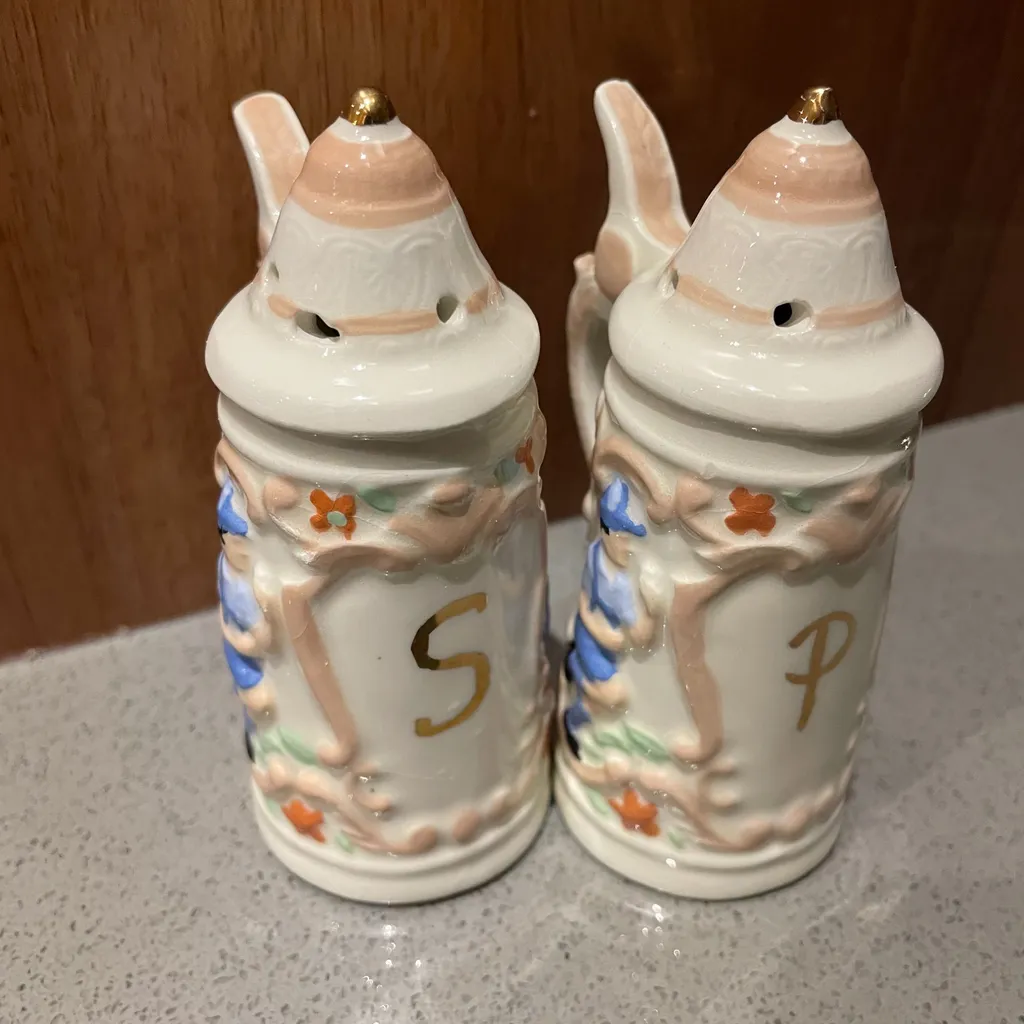 Salt + pepper shakers photo 1
