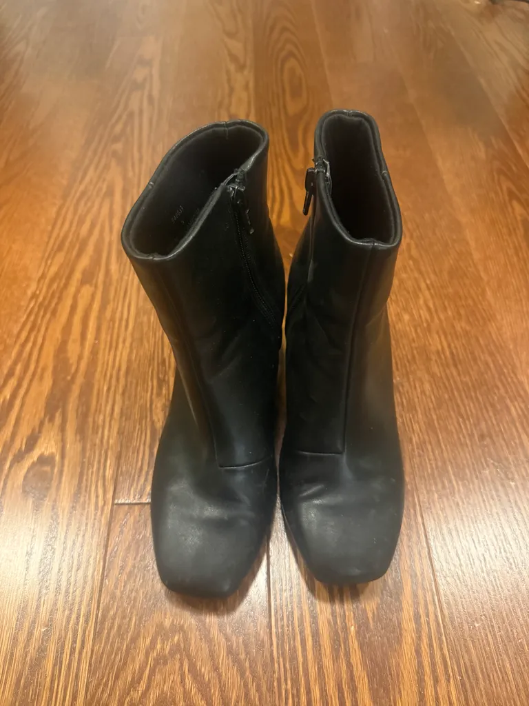 Black boots photo 1