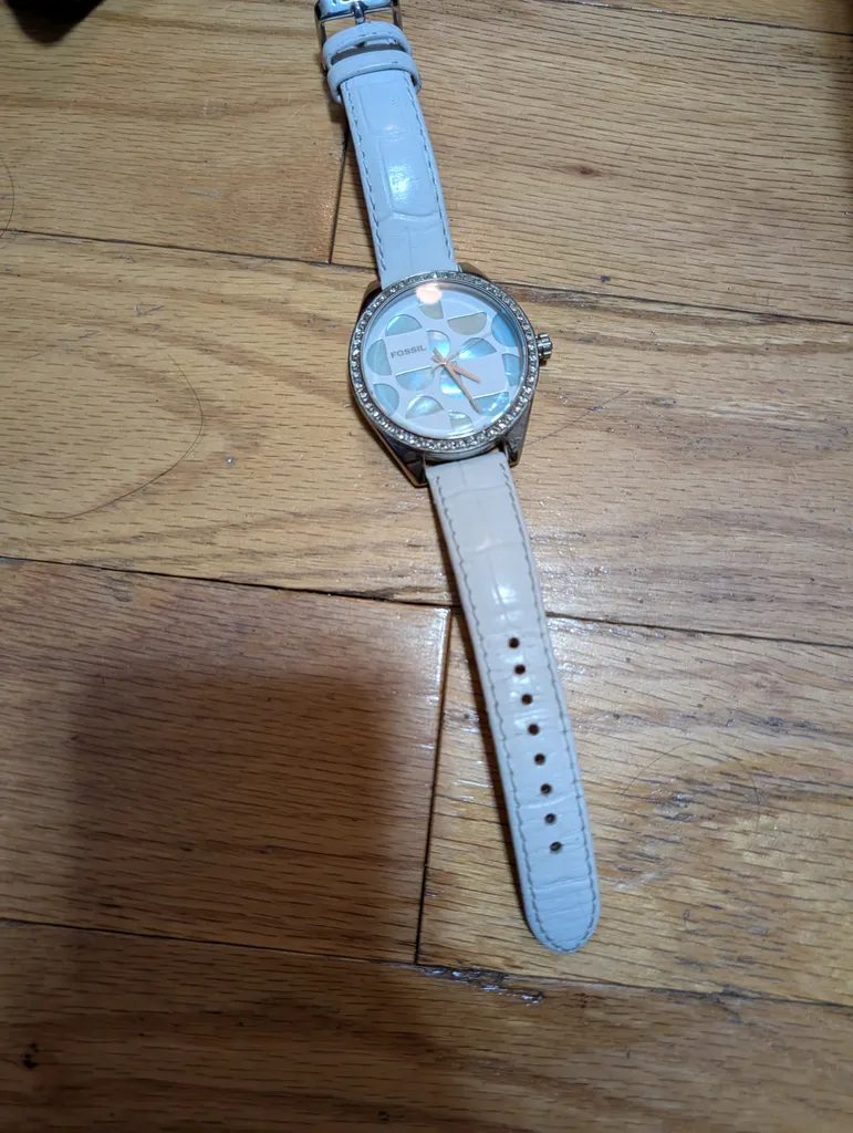 White fossil watch photo 1