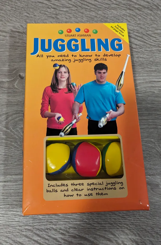 Juggling Set with Balls & Guide photo 1