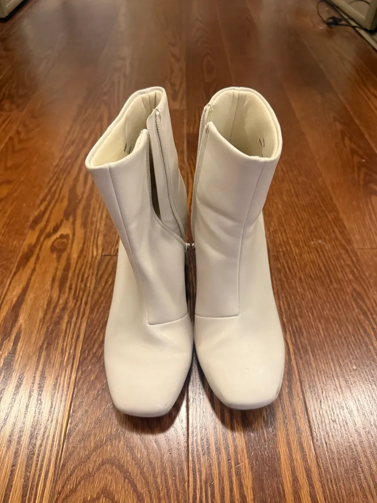 White boots photo 1