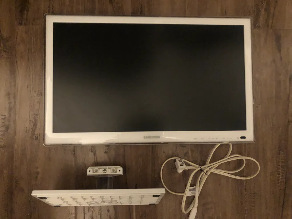 22” Samsung HD LED TV/Monitor (White) photo 1