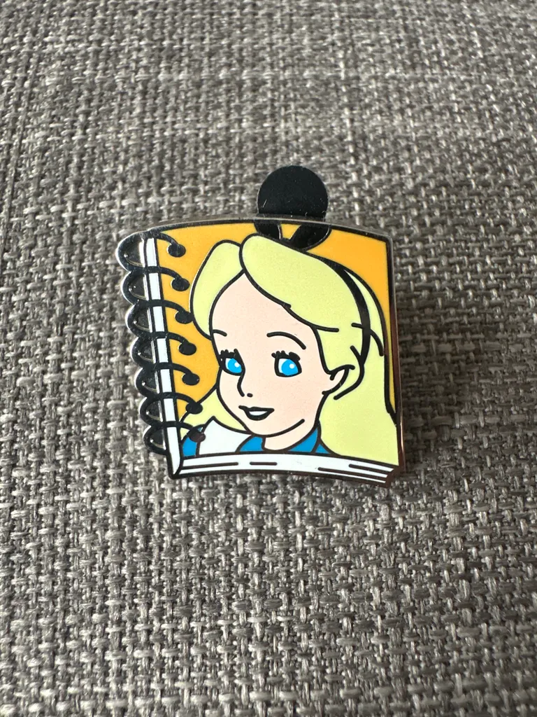 Disney Trading Pin - Alice in Wonderland - Yellow Notebook photo 1