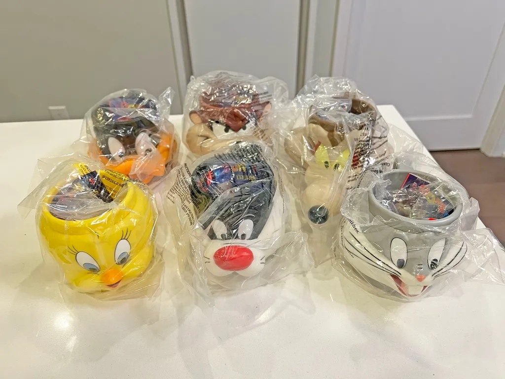 Looney Tunes Plastic Mugs (NEW in packagaing) photo 1