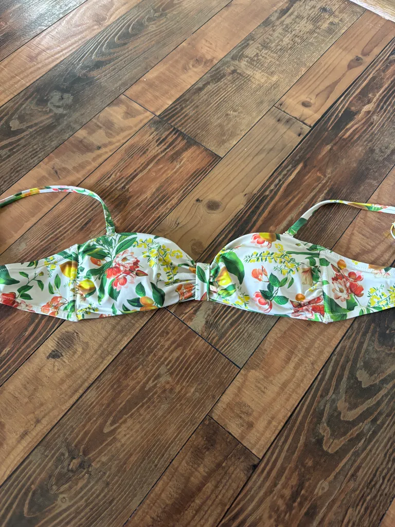Size XS Uniqlo Floral Bikini Top with removable straps and paddi photo 1