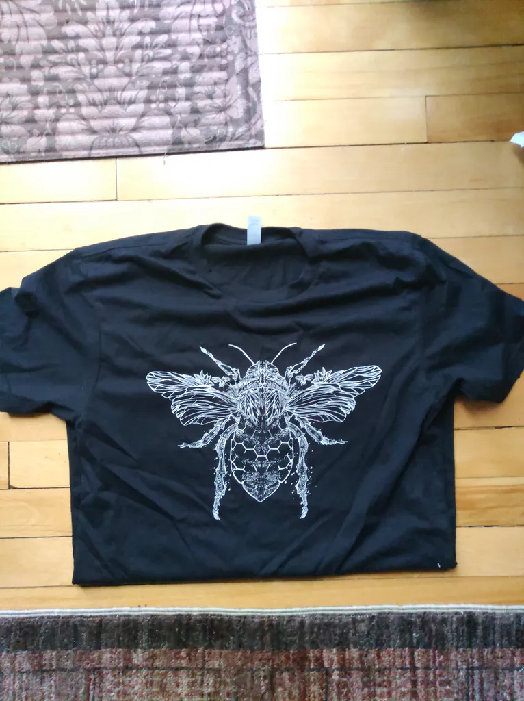 Bee tshirt photo 1