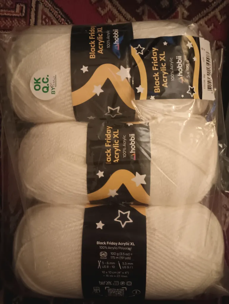 white acrylic yarn photo 1