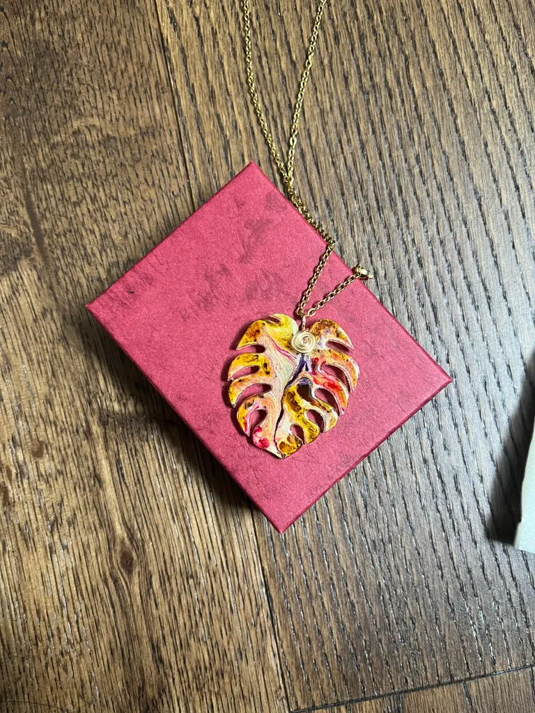 Monstera necklace photo 1
