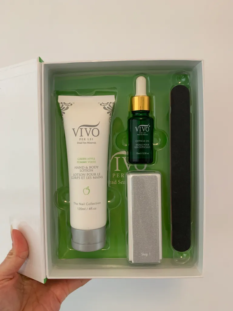 BNIB Vivo Per Lei Dead Sea Minerals Manicure Set photo 1