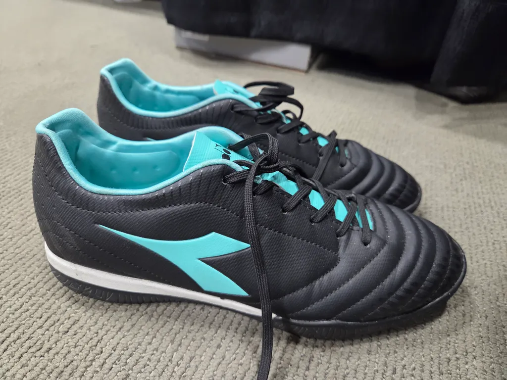 Ladies 10 Diadora Indoor soccer shoes photo 1